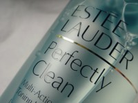 Das reinigende Gesichtswasser Perfectly Clean (Multi – Action Toning Lotion/Refiner) von Estee Lauder