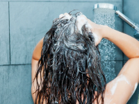 Haarshampoo richtig verwenden. Haarwäsche Schritt für Schritt
